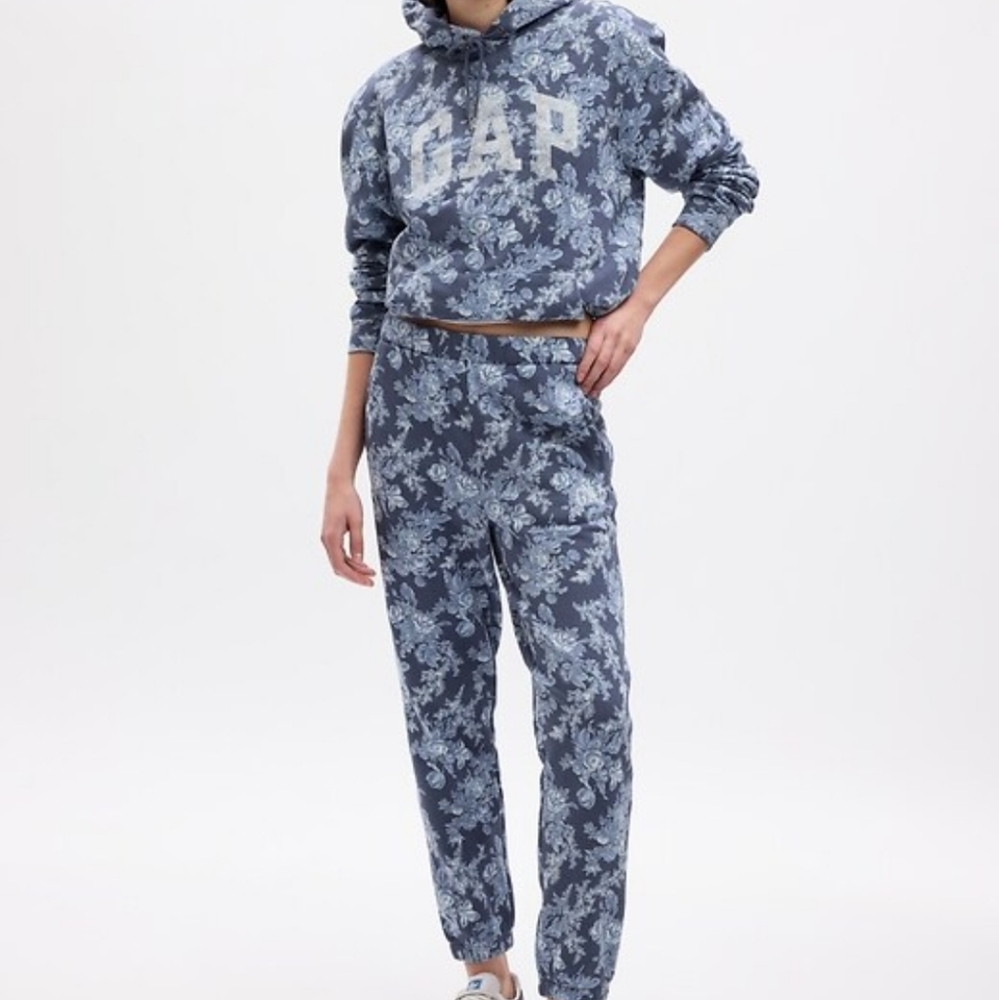 GAPx Loveshackfancy Blue Floral Hoodie. Sweatpants and cap
All 3 items.